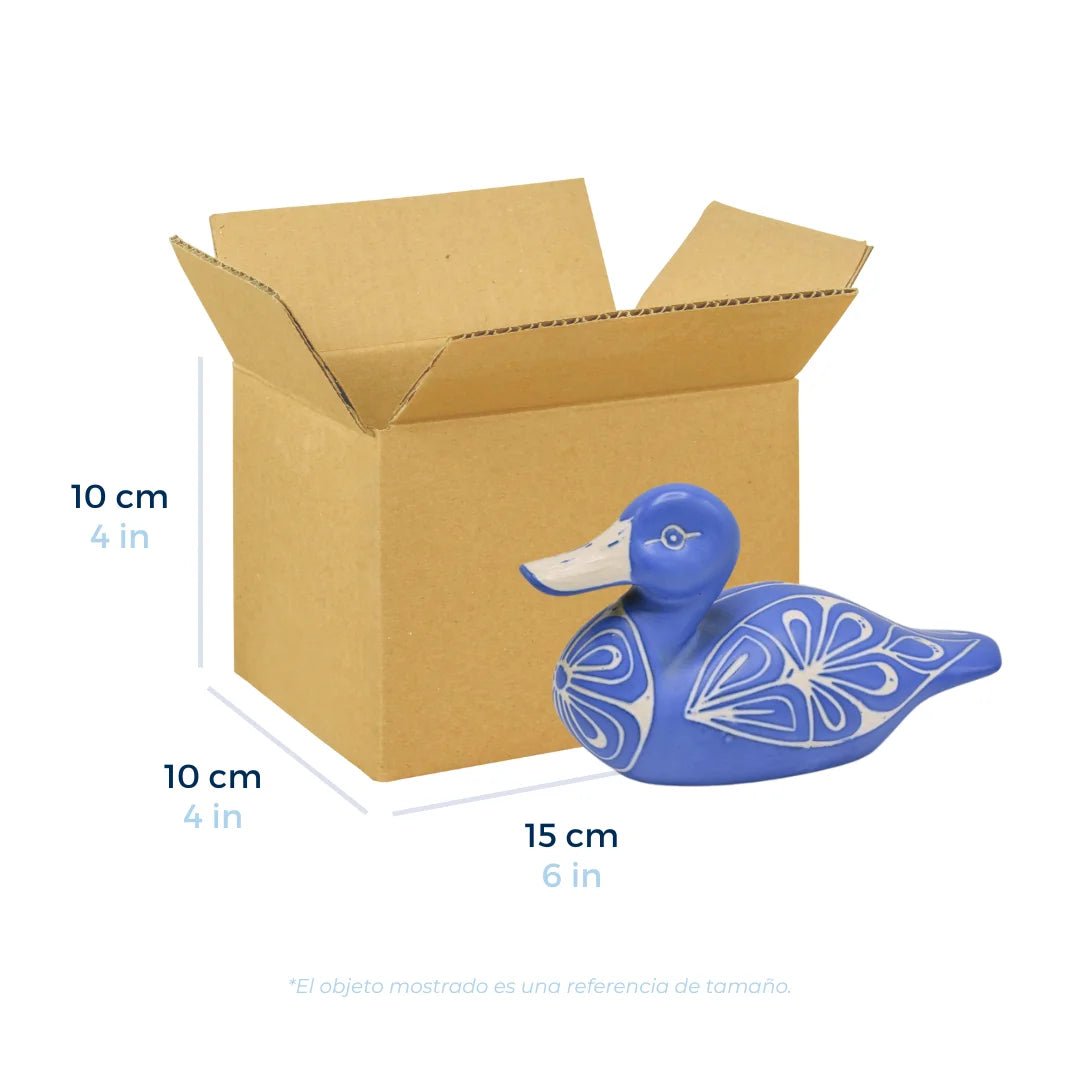 Cajas de Cartón Regulares 15 x 10 x 10 cm. Con un pato de cerámica a un lado como referencia de tamaño. Para Paquetes.