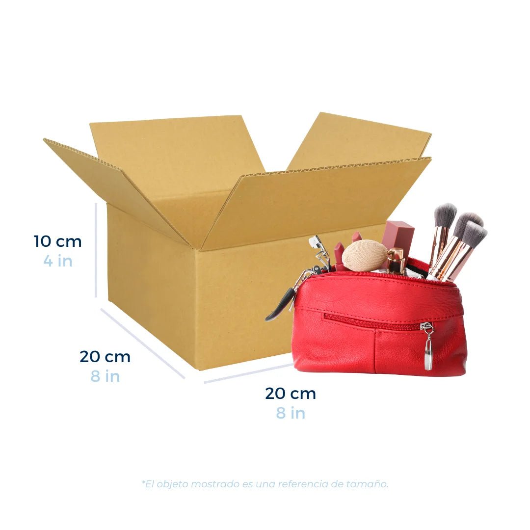Cajas de Cartón Regulares 20 x 20 x 10 cm. Con una bolsa de maquillaje a un lado como referencia de tamaño. Para Paquetes.