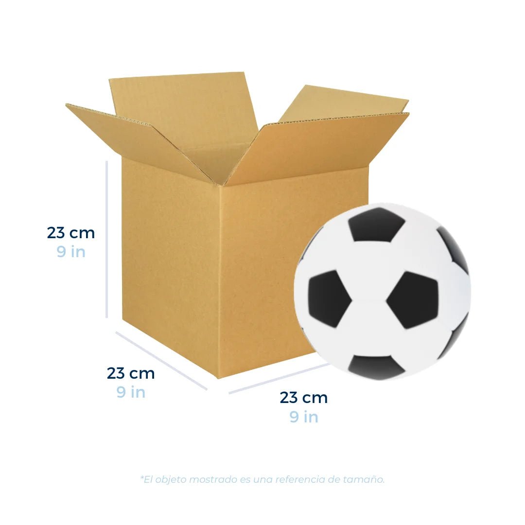 Cajas de Cartón Regulares 23 x 23 x 23 cm. Con una pelota de futbol a un lado como referencia de tamaño. Para Paquetes.