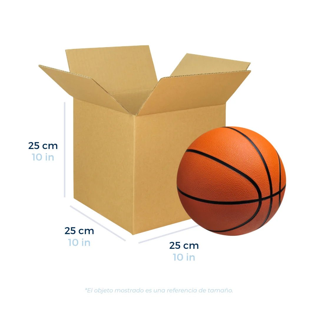 Cajas de Cartón Regulares 25 x 25 x 25 cm. Con un balón de baloncesto a un lado como referencia de tamaño. Para Paquetes.