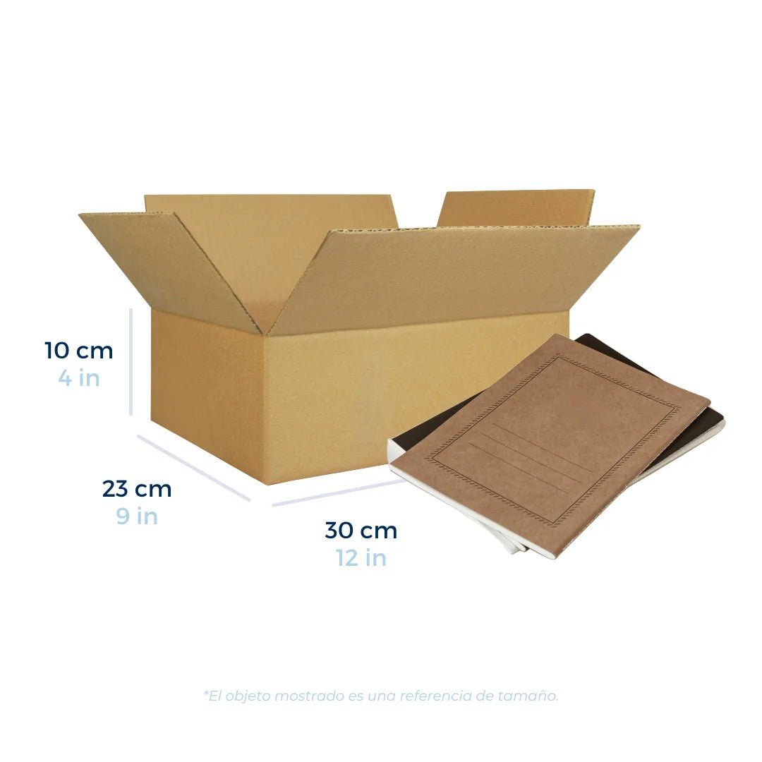 Cajas de Cartón Regulares 30 x 23 x 10 cm. Con un par de libretas a un lado como referencia de tamaño. Para Paquetes.
