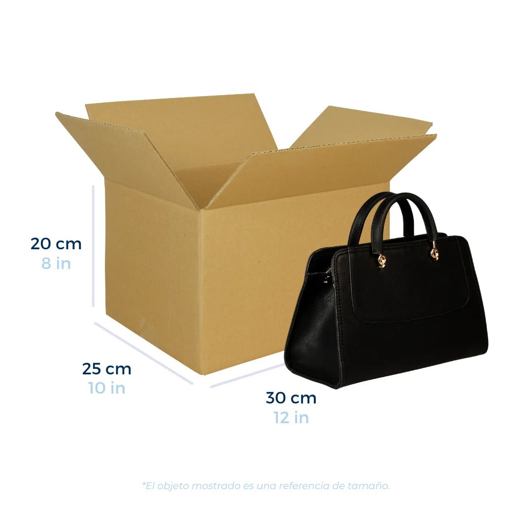 Cajas de Cartón Regulares 30 x 25 x 20 cm. Con una bolsa de mano a un lado como referencia de tamaño. Para Paquetes.