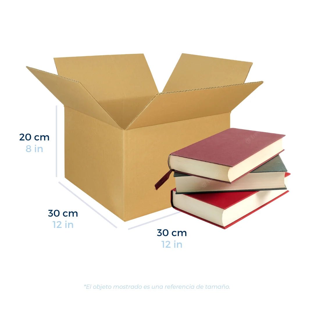 Cajas de Cartón Regulares 30 x 30 x 20 cm. Con una pila de libros a un lado como referencia de tamaño. Para Paquetes.