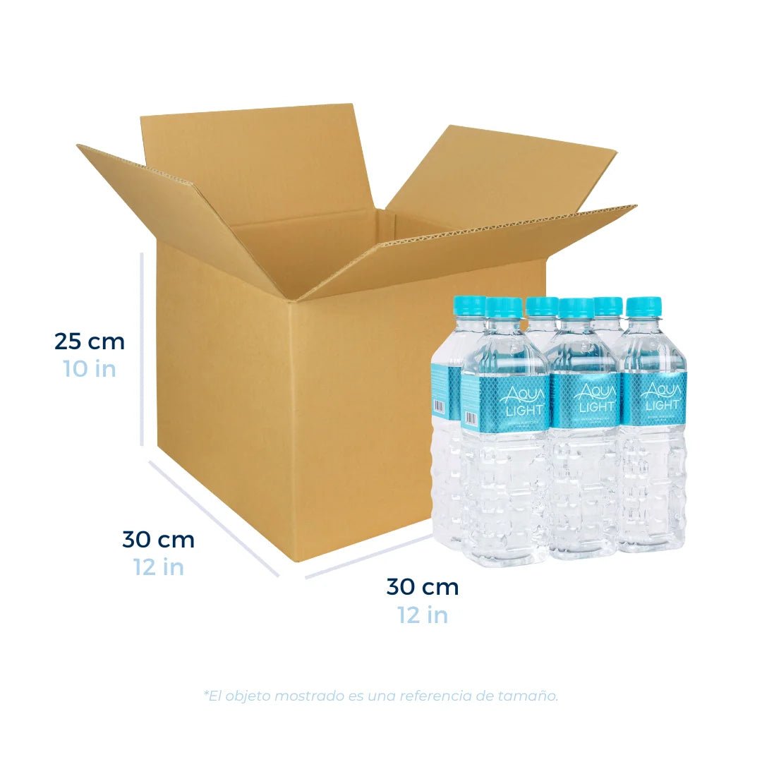 Cajas de Cartón Regulares 30 x 30 x 25 cm. Con un paquete de botellas de agua a un lado como referencia de tamaño. Para Paquetes.
