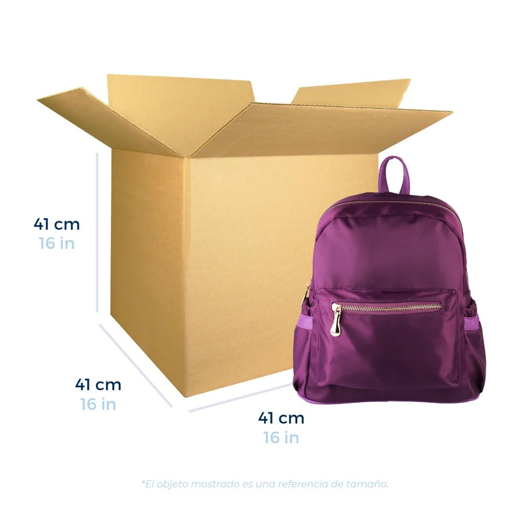 Cajas de Cartón Regulares 41 x 41 x 41 cm. Con una mochila a un lado como referencia de tamaño. Para Paquetes.