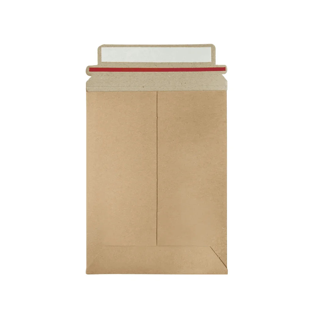 Sobre Rígido Kraft, Medida 2, 18 x 23 cm, color café. Con manual A5 como referencia de tamaño. Para Paquetes.