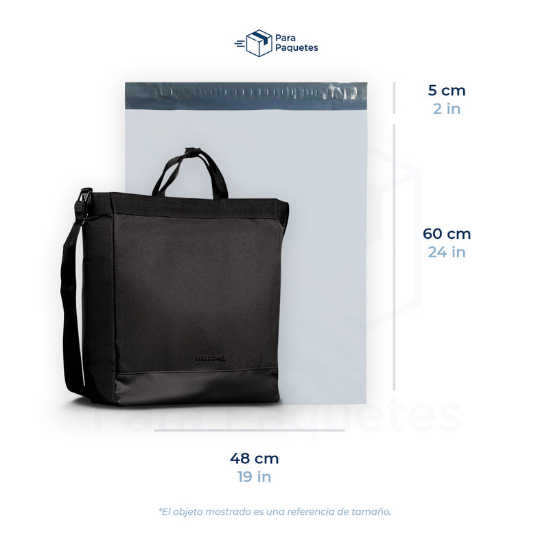 Medida de bolsa para envíos premium, 48 x 60 cm, con bolsa de mano como referencia de tamaño.