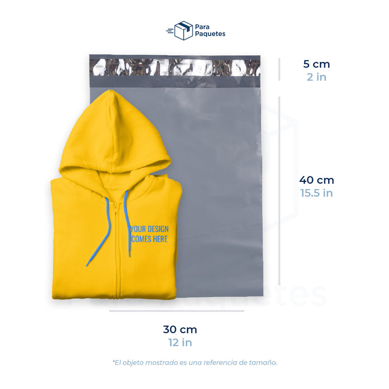 Medida de bolsa ecológica para envíos 100% reciclada, 30 x 40 cm, con sudadera doblada como referencia de tamaño.