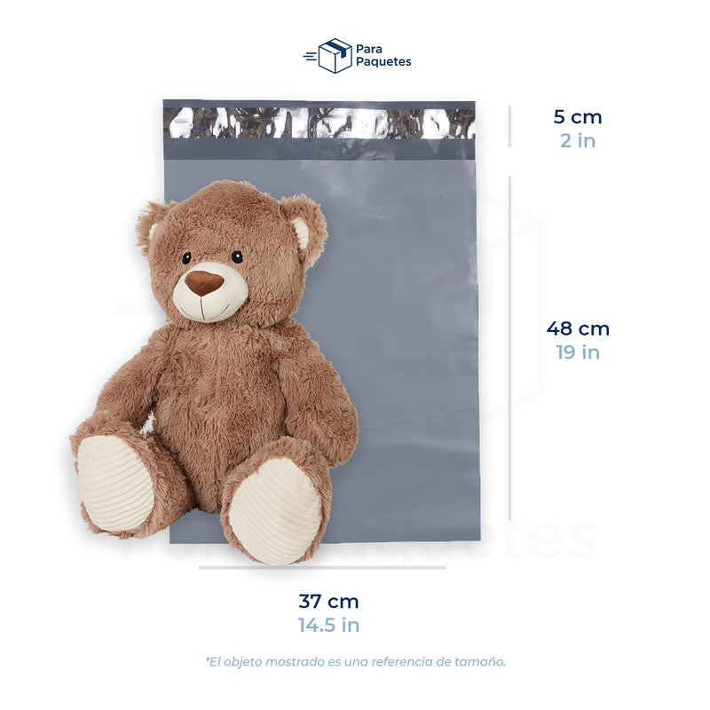 Medida de bolsa ecológica para envíos 100% reciclada, 37 x 48 cm, con oso de peluche como referencia de tamaño.