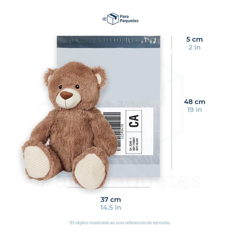 Medida de bolsa para envíos premium con portaguías, 37 x 48 cm, con oso de peluche como referencia de tamaño.