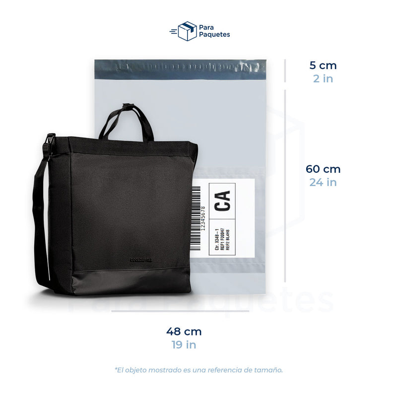Medida de bolsa para envíos premium con portaguías, 48 x 60 cm, con bolsa de mano como referencia de tamaño.
